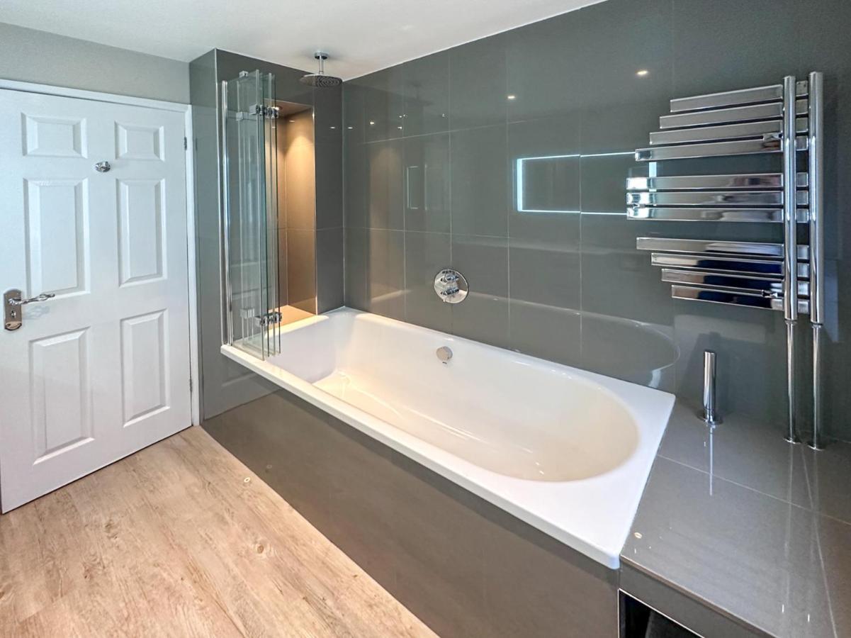 Blunsdon Lodge - Spacious Bungalow, High Speed Wi-Fi, Free Private Parking, Garden Swindon Exterior photo